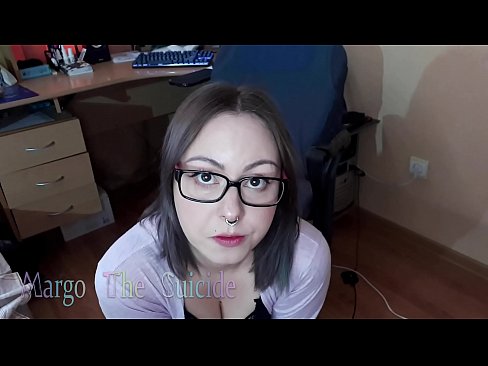 ❤️ 性感的眼镜女孩在镜头前深深地吸吮假阳具 ☑ Just porn❤